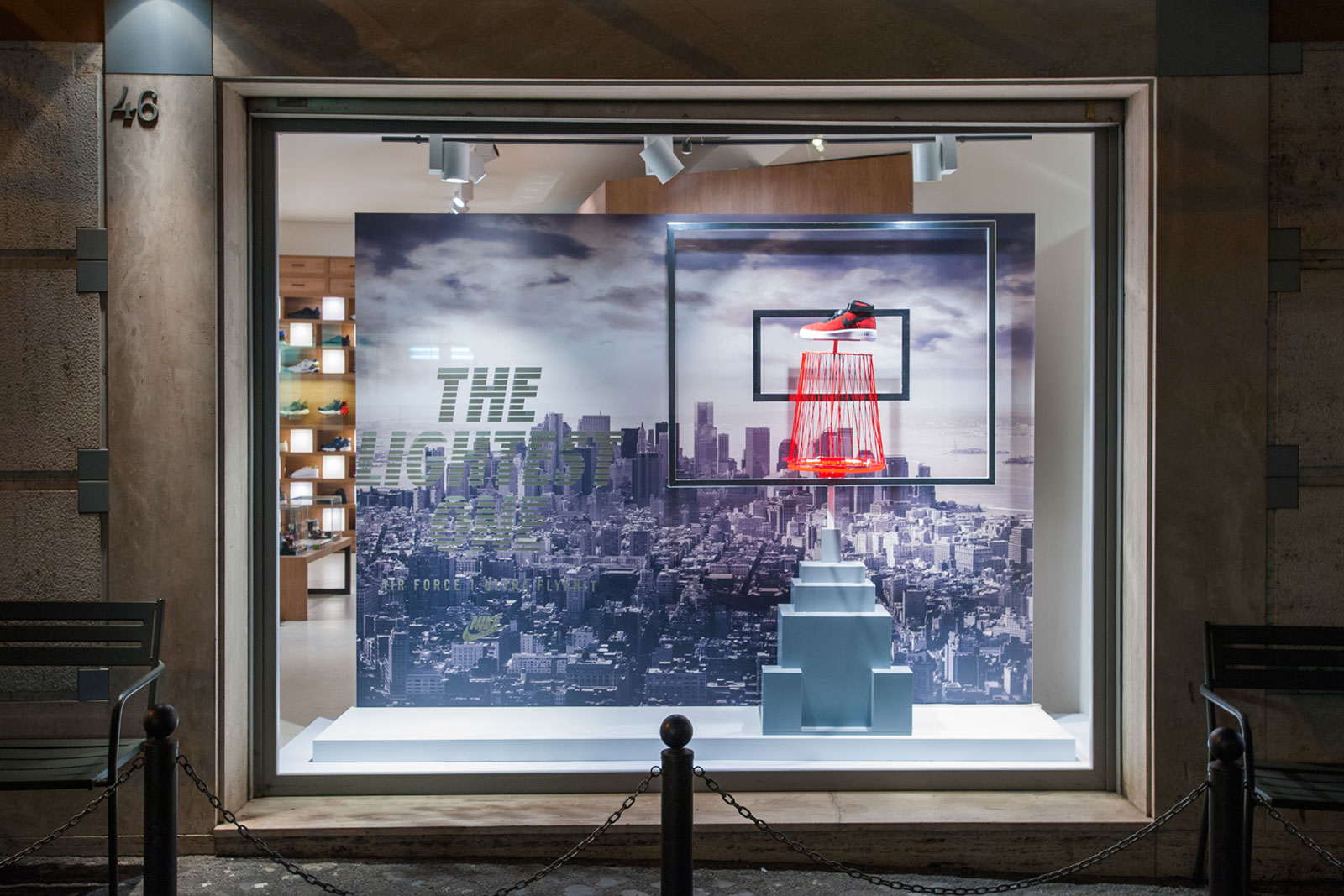 impermeable Londres Cambiable Nike retail — Sopa Design Studio